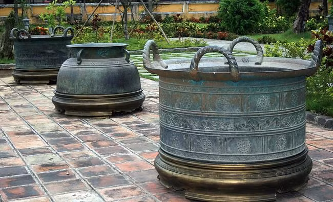 Trong vòng 25 năm, chúa Nguyễn Phúc Tần đã lệnh cho người phương Tây và thợ địa phương đúc rất nhiều vạc đồng.