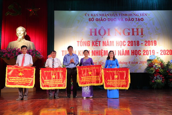 Ông vũ Minh Đức trao tặng cờ thi đua của Bộ GD&ĐT cho 4 tập thể. Ảnh: Việt Hà Ông vũ Minh Đức trao tặng cờ thi đua của Bộ GD&ĐT cho 4 tập thể. Ảnh: Việt Hà