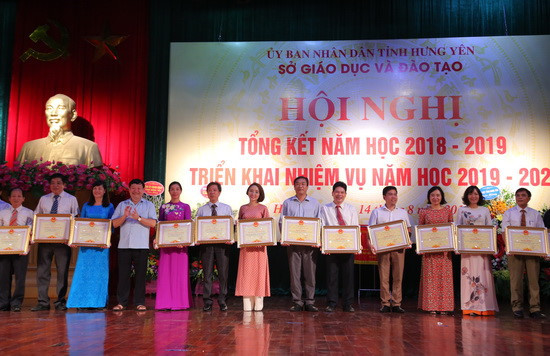 Ông Nguyễn Văn Phóng trao tặng Bằng khen cho các tập thể và cá nhân hoàn thành xuất sắc nhiệm vụ năm học. Ảnh: Việt Hà Ông Nguyễn Văn Phóng trao tặng Bằng khen cho các tập thể và cá nhân hoàn thành xuất sắc nhiệm vụ năm học. Ảnh: Việt Hà