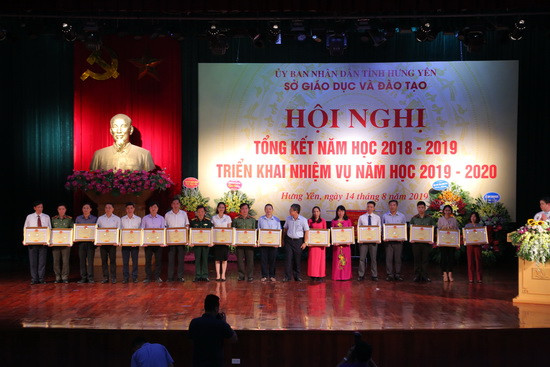 Ông Nguyễn Duy Hưng - Phó Chủ tịch UBND tỉnh trao tặng Bằng khen của UBND tỉnh cho các tập thể, cá nhân có thành tích trong tổ chức kỳ thi THPT quốc gia năm 2019. Ảnh: Việt Hà Ông Nguyễn Duy Hưng - Phó Chủ tịch UBND tỉnh trao tặng Bằng khen của UBND tỉnh cho các tập thể, cá nhân có thành tích trong tổ chức kỳ thi THPT quốc gia năm 2019. Ảnh: Việt Hà