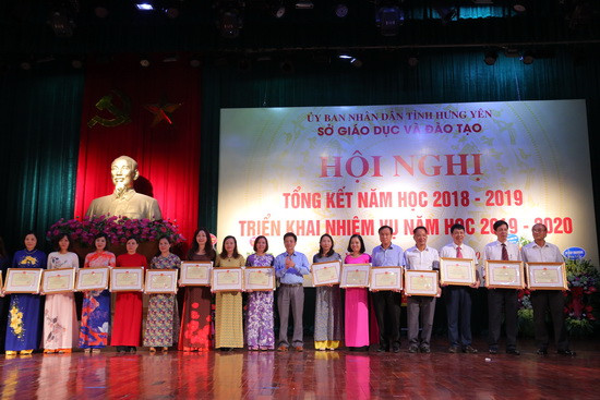 Ông Nguyễn Trọng Hoàn - Phó Vụ trưởng Giáo dục Trung học - trao tặng Bằng khen của Bộ trưởng Bộ GD&ĐT cho các tập thể, cá nhân. Ảnh: Việt Hà Ông Nguyễn Trọng Hoàn - Phó Vụ trưởng Giáo dục Trung học - trao tặng Bằng khen của Bộ trưởng Bộ GD&ĐT cho các tập thể, cá nhân. Ảnh: Việt Hà