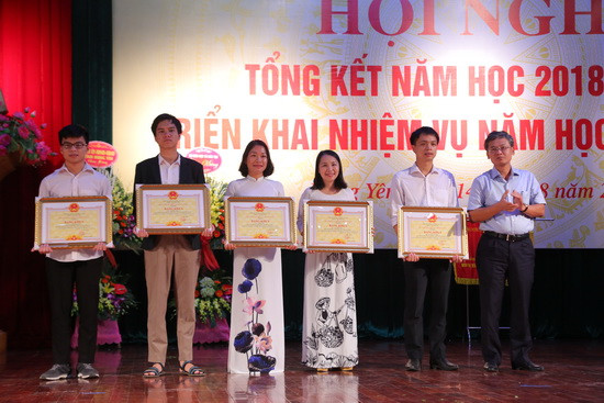 Ông Nguyễn Duy Hưng khen tặng các giáo viên có thành tích bồi dưỡng HSG và các học sinh đạt giải, huy chương quốc tế. Ảnh: Việt Hà Ông Nguyễn Duy Hưng khen tặng các giáo viên có thành tích bồi dưỡng HSG và các học sinh đạt giải, huy chương quốc tế. Ảnh: Việt Hà