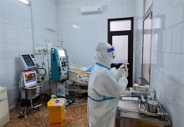 Chuẩn bị tiêm thuốc điều trị bệnh nhân Covid-19 nguy kịch.