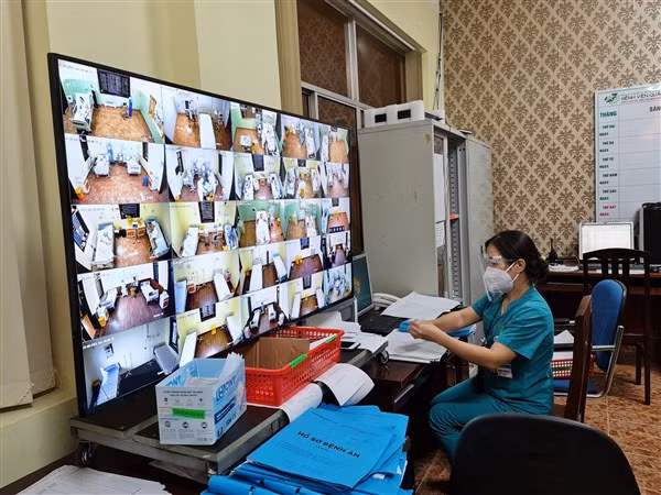 Theo dõi phòng điều trị tích cực qua màn hình chính.