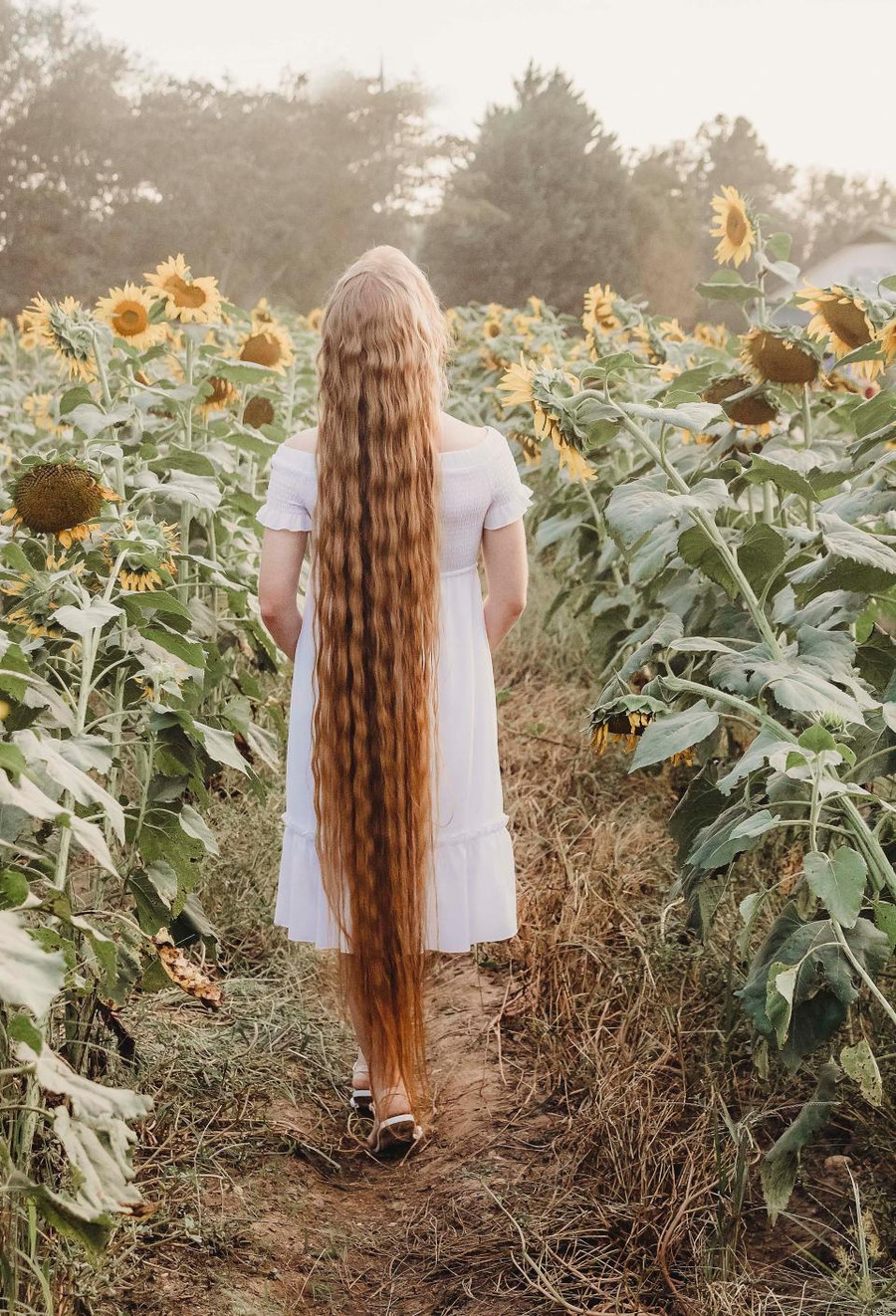 Mái tóc mây kỳ diệu của Andrea dài hơn 1,5m và tới tận mắt cá chân. Mái tóc mây kỳ diệu của Andrea dài hơn 1,5m và tới tận mắt cá chân.