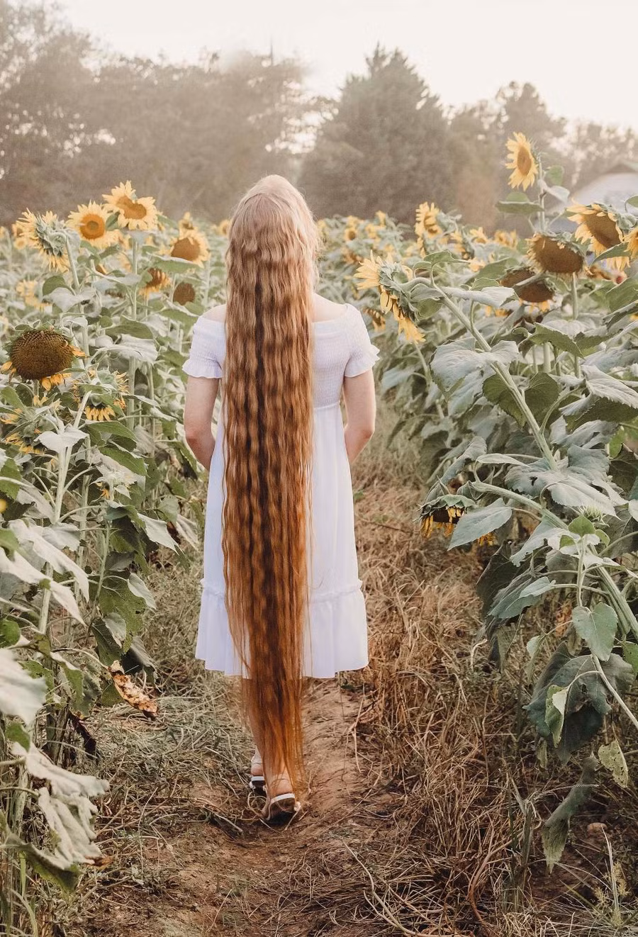 Mái tóc mây kỳ diệu của Andrea dài hơn 1,5m và tới tận mắt cá chân.