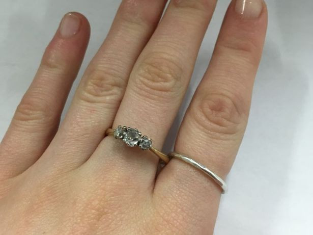 Chiếc nhẫn trị giá 7000 Bảng Anh mà John đi thuê. Chiếc nhẫn trị giá 7000 Bảng Anh mà John đi thuê.