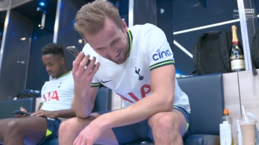 Harry Kane được huấn luyện viên Antonio Conte chúc mừng qua điện thoại.