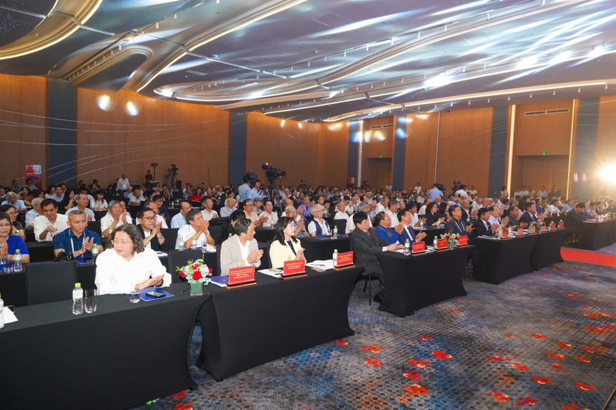 Khoảng 300 nhà văn dự Hội nghị Đại biểu Nhà văn lão thành Việt Nam lần thứ nhất.