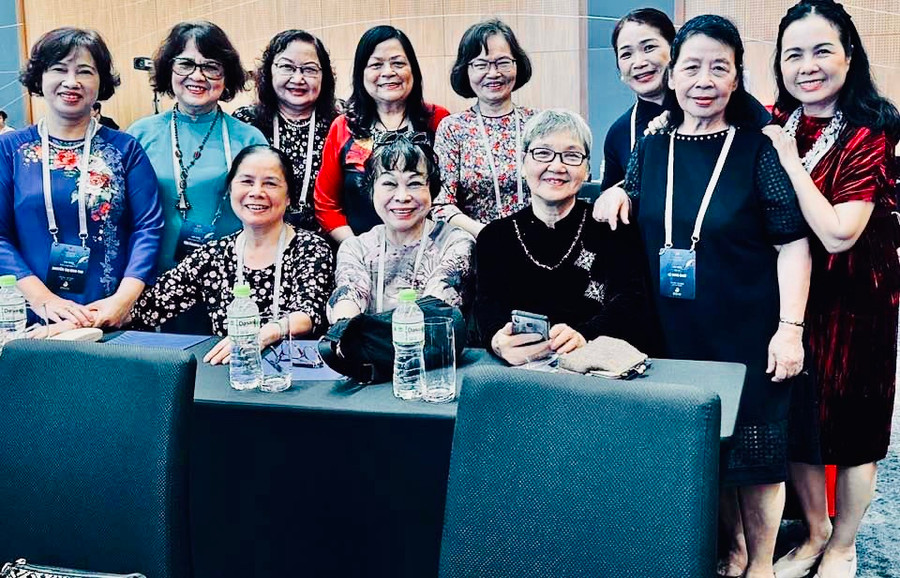 Nhóm nhà văn nữ dự hội nghị. Ảnh: BVT.