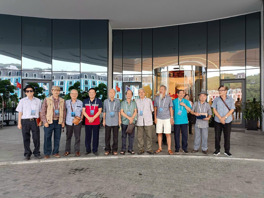 Đã lão thành nhưng các nhà văn vẫn rất sung sức, chưa hề &apos;cổ lai hy&apos;. Ảnh: BVT.