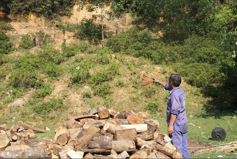 Ông Nguyễn Văn Bằng cho biết, mỗi khi trời mưa to, đất trên đồi cao ào ào đổ xuống khu mặt bằng tái định cư và tràn vào nhà dân.