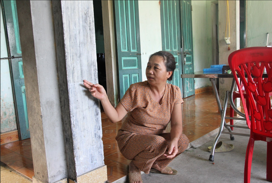 Dấu vết nước dâng để lại tại chân cột nhà của gia đình bà Nguyễn Thị Quyên.