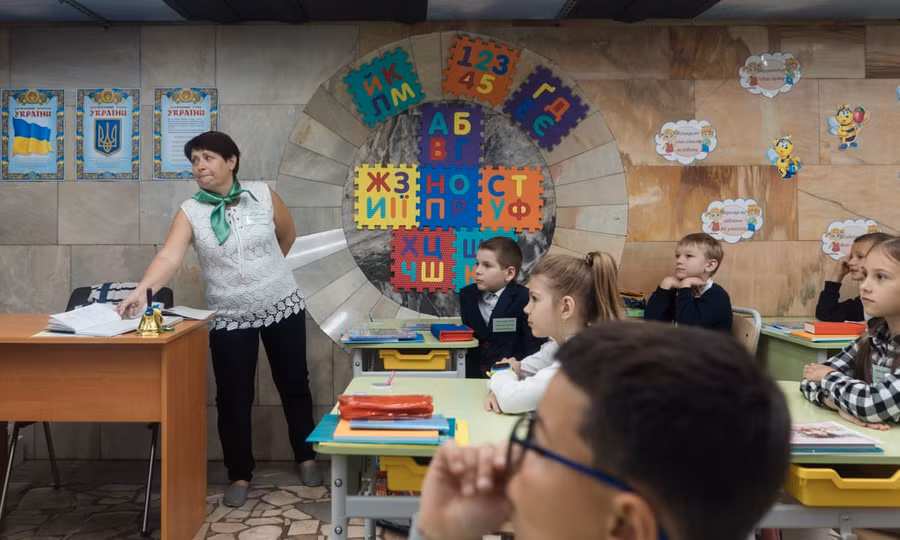 Một lớp học trong ga tàu điện ngầm tại thành phố Kharkov, Ukraine.