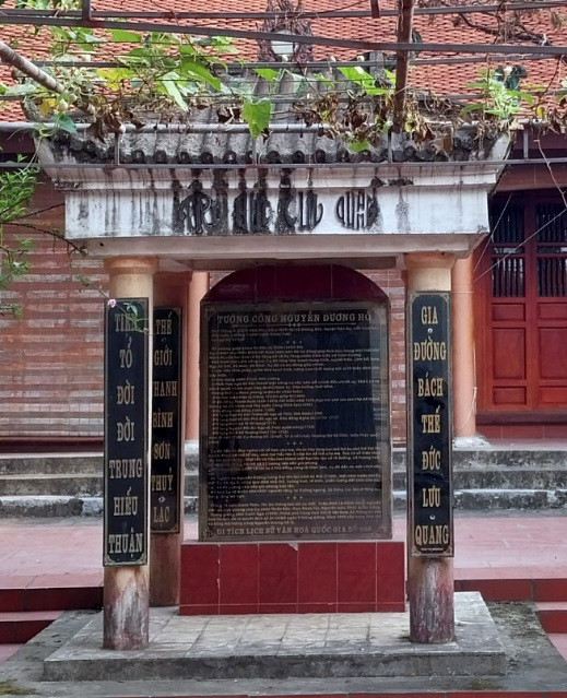 Bia ghi chép về hành trạng, sự nghiệp của nhà khoa bảng Nguyễn Đương Hồ. Bia ghi chép về hành trạng, sự nghiệp của nhà khoa bảng Nguyễn Đương Hồ.