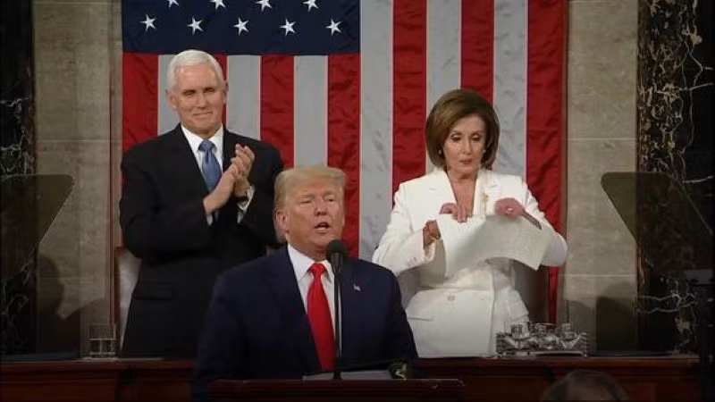 Gió đổi chiều với Tổng thống Donald Trump