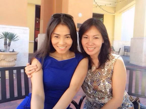 Lộ bức ảnh hiếm hoi của người chị gái hơn 8 tuổi giống ca sĩ Thu Minh như đúc