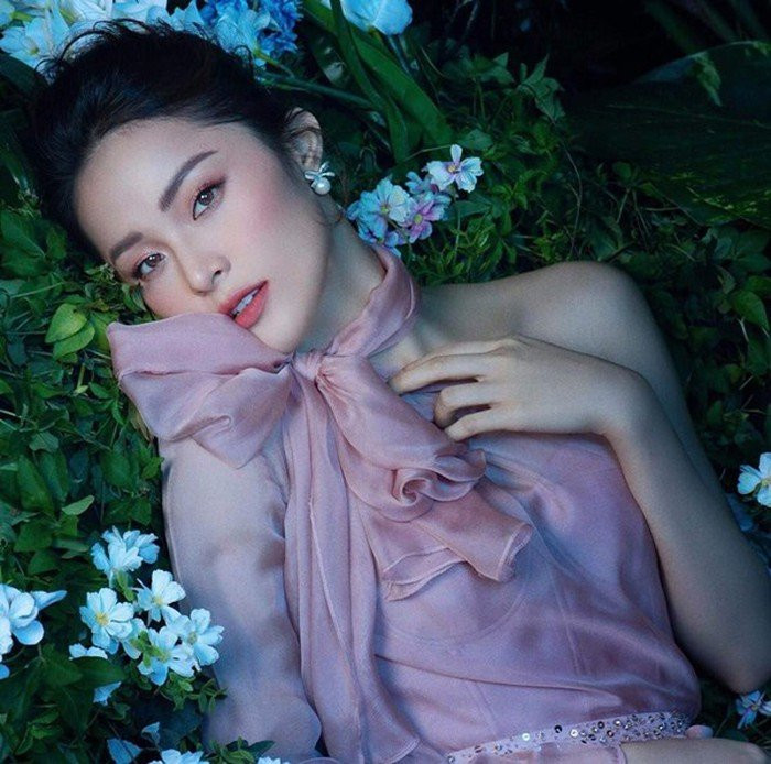Sau khi kết thúc chuyện tình đẹp như mơ với “doanh nhân phố núi”, Hạ Vi lui về ở ẩn và không xuất hiện trên mạng xã hội.