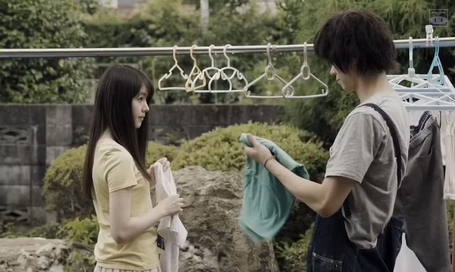Thời điểm đó, Asako sống tại Osaka. Cha của cô đột ngột qua đời. Baku một lần nữa xuất hiện để an ủi, vỗ về cô. Bất chấp lời hứa sẽ luôn trở về bên Asako, Baku một lần nữa biến mất sau khi hoàn tất lễ tang. Lần này, hai người mất liên lạc hoàn toàn. Bo phim dan den vu ngoai tinh on ao nhat Nhat Ban hinh anh 5