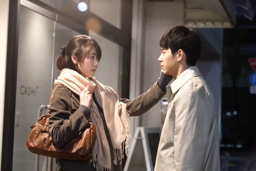 Có ngoại hình giống hệt nhưng tính cách của Baku và Ryohei lại trái ngược hoàn toàn. Tính cách trái ngược trên khiến Asako nhận ra cô đã nhận nhầm người. Tuy nhiên, cô gái người Osaka vẫn cố chấp hẹn hò với Ryohei vì anh có vẻ ngoài giống với người yêu cũ. Bo phim dan den vu ngoai tinh on ao nhat Nhat Ban hinh anh 7