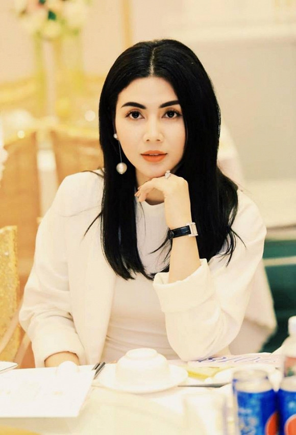 Quỳnh Hoa ngoài đời lại rất xinh đẹp và đằm thắm. Dù nhiều năm trôi qua, cô vẫn giữ được thanh xuân như thuở nào.