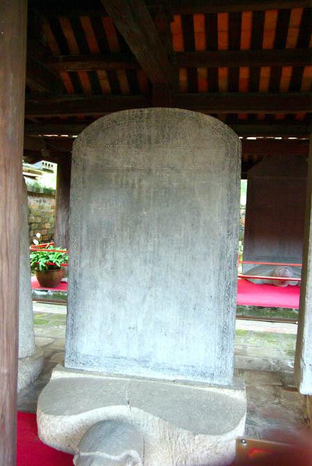 Bia tiến sĩ năm Cảnh Hưng thứ 36 tại Văn Miếu Quốc Tử Giám - tên Ngô Thì Nhậm, Phan Huy Ích bị đục bỏ.