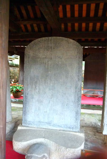 Bia tiến sĩ năm Cảnh Hưng thứ 36 tại Văn Miếu Quốc Tử Giám - tên Ngô Thì Nhậm, Phan Huy Ích bị đục bỏ.