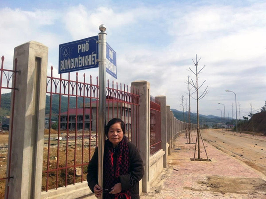Bà Bùi Thị Mỵ bên bảng tên đường phố mang tên anh trai mình, liệt sĩ, nhà báo, nhà văn Bùi Nguyên Khiết. Bà Bùi Thị Mỵ bên bảng tên đường phố mang tên anh trai mình, liệt sĩ, nhà báo, nhà văn Bùi Nguyên Khiết.