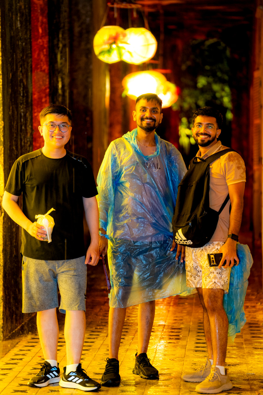 Du khách nước ngoài rất thích thú với ngày hội đèn lồng Huế 2023. Du khách nước ngoài rất thích thú với ngày hội đèn lồng Huế 2023.