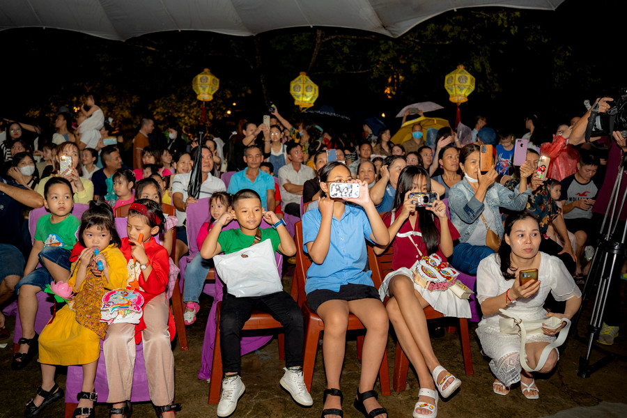 Rất đông người dân địa phương và du khách đến tham quan ngày hội. Rất đông người dân địa phương và du khách đến tham quan ngày hội.