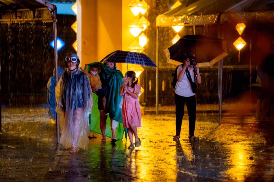 Người dân và du khách ‘đội mưa’ ngắm đèn lồng lung linh trong Đại Nội Huế.