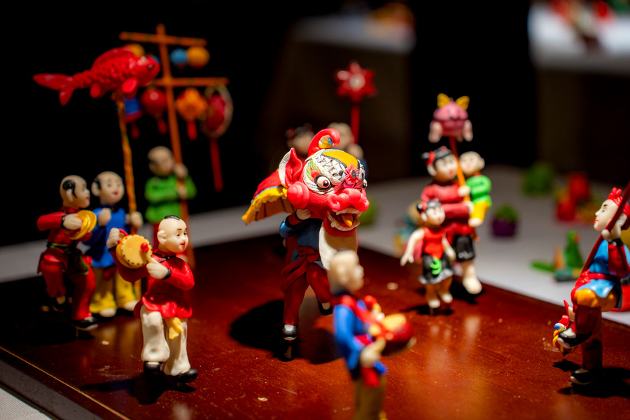 Hàng trăm mẫu tò he được trưng bày tại ngày hội tái hiện ký ức trung thu cổ truyền Việt Nam. Hàng trăm mẫu tò he được trưng bày tại ngày hội tái hiện ký ức trung thu cổ truyền Việt Nam.