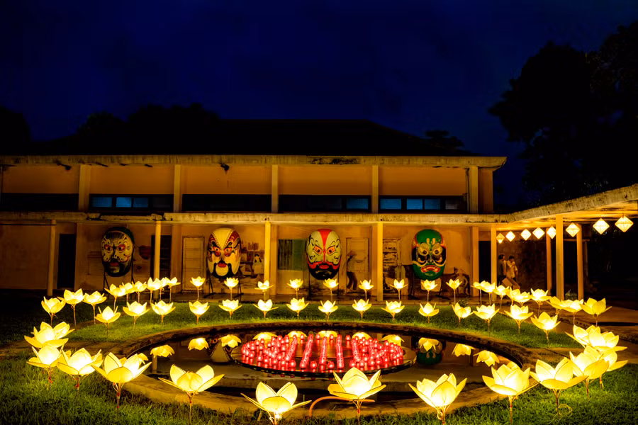 Ánh sáng lung linh, huyền ảo hấp dẫn người dân và du khách tham quan tại ngày hội lồng đèn Huế 2023.