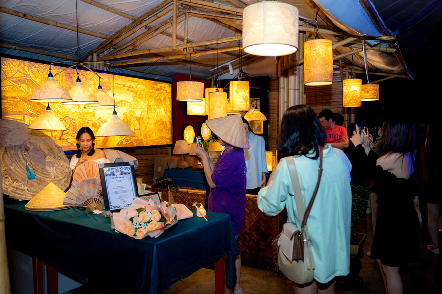 Du khách sẽ được tham quan nhiều không gian trưng bày triển lãm đèn lồng tại ngày hội. Du khách sẽ được tham quan nhiều không gian trưng bày triển lãm đèn lồng tại ngày hội.