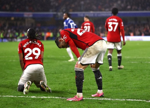 Cầu thủ Man Utd choáng váng vì những bàn thua chóng vánh ở những phút bù giờ. Cầu thủ Man Utd choáng váng vì những bàn thua chóng vánh ở những phút bù giờ.