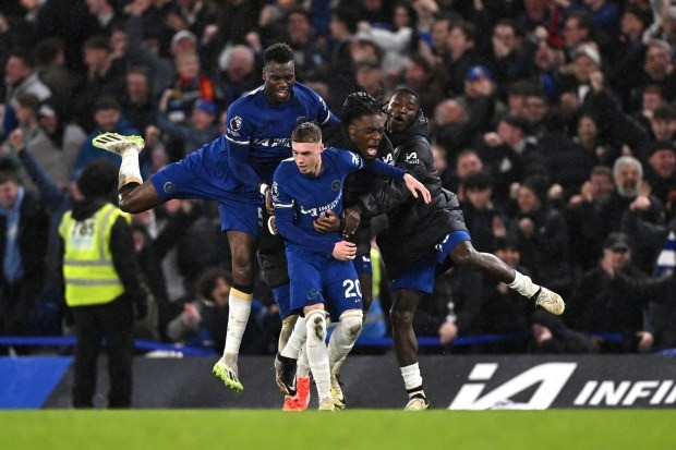 Cole Palmer ghi hai bàn trong 82 giây ở những phút bù giờ, giúp Chelsea thắng Man Utd 4-3. Cole Palmer ghi hai bàn trong 82 giây ở những phút bù giờ, giúp Chelsea thắng Man Utd 4-3.