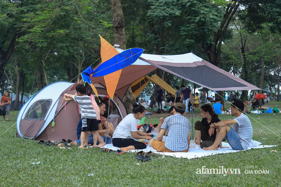 Công viên Yên Sở đông nghịt người cắm trại, vui chơi ngày nghỉ lễ 1/5. Nguồn: AF.