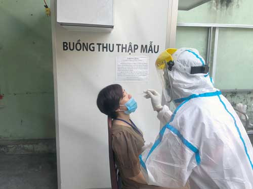 Trung tâm kiểm soát bệnh tật (CDC) Đà Nẵng lấy mẫu xét nghiệm cho người dân. Ảnh: CDC Đà Nẵng.