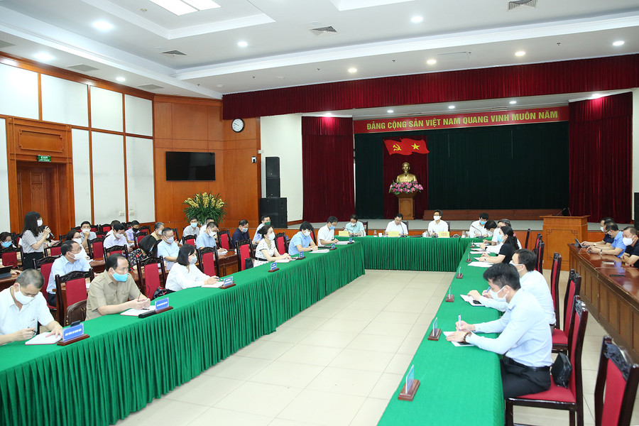 Đại diện cơ quan báo chí bày tỏ sự quan tâm với Phó Thủ tướng Vũ Đức Đam về chiến lược, quan điểm chống dịch hiện nay. Ảnh: VGP/Đình Nam
