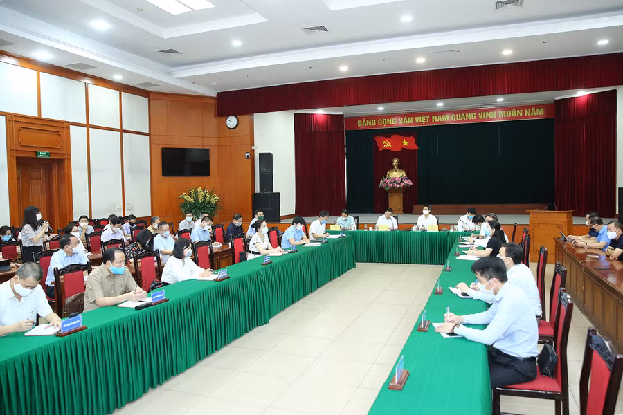 Đại diện cơ quan báo chí bày tỏ sự quan tâm với Phó Thủ tướng Vũ Đức Đam về chiến lược, quan điểm chống dịch hiện nay. Ảnh: VGP/Đình Nam
