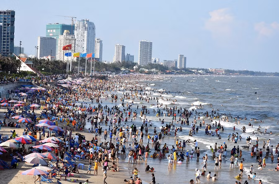 Bãi Sau, TP Vũng Tàu đông nghịt du khách tắm biển chiều 30/4, tiềm ẩn nhiều nguy cơ lây lan dịch bệnh. Ảnh: Báo Bà Rịa - Vũng Tàu.