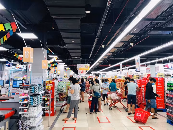 TP Hồ Chí Minh có lệnh không được tập trung quá 5 người tại nơi công cộng, việc người dân đổ xô đến siêu thị, cửa hàng mua nhu yếu phẩm vô tình tạo nên đám đông dễ lây lan dịch bệnh. Nguồn: VTC.