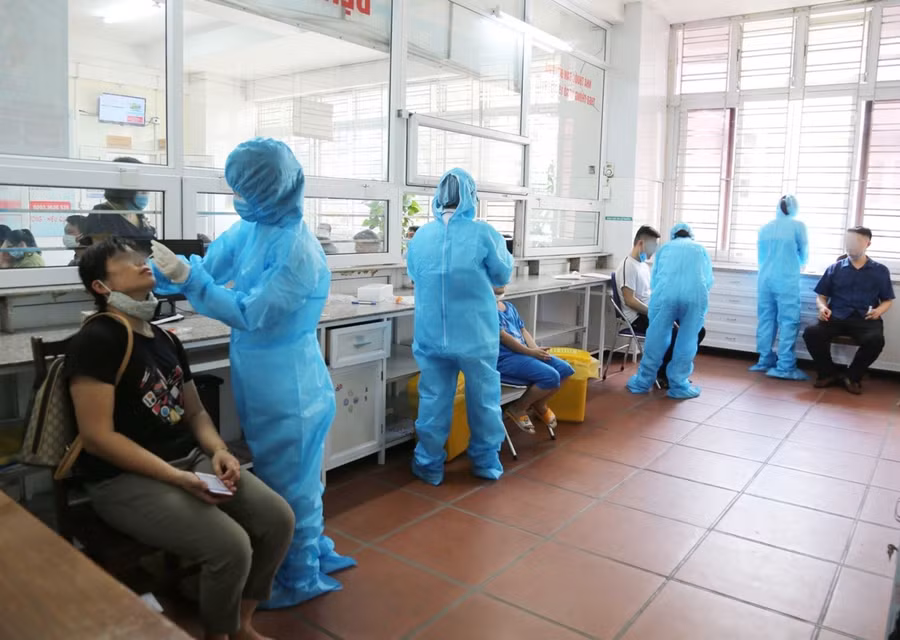 Người dân đến xét nghiệm Covid-19 tự nguyện tại Bệnh viện Đa khoa tỉnh Quảng Ninh. Nguồn: Báo Quảng Ninh