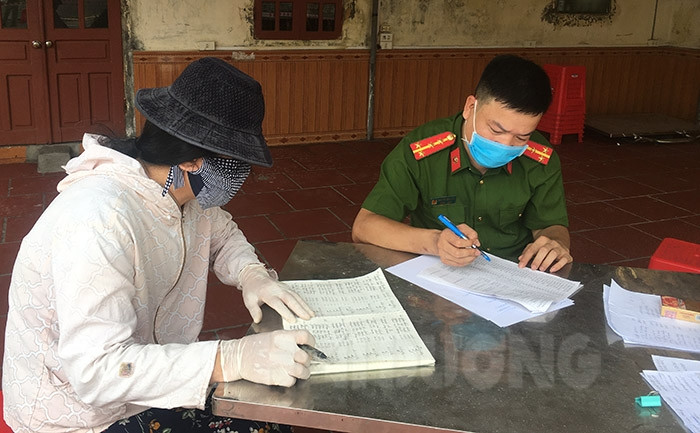 Lực lượng chức năng đang khẩn trương truy vết các trường hợp liên quan tới 3 người mắc Covid-19 mới phát sinh ở xóm Gốc Mít. Nguồn: Báo Hải Dương.