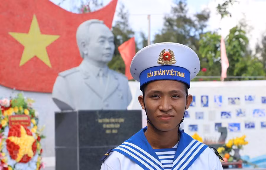 Binh nhất Nguyễn Văn Khánh (20 tuổi), chiến sỹ đảo Sơn Ca - quần đảo Trường Sa (huyện Trường Sa, tỉnh Khánh Hòa) vinh dự, tự hào khi lần đầu trong đời được bầu cử. (Ảnh: Sỹ Tuyên/TTXVN).