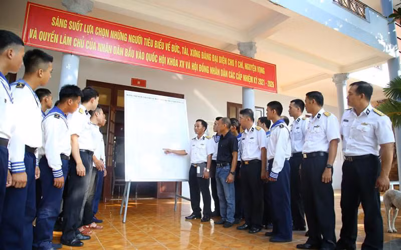 Do điều kiện đặc thù, ngoài khu vực bỏ phiếu ở đảo Trường Sa Lớn thuộc thị trấn Trường Sa sẽ tổ chức đúng ngày 23/5/2021, Các khu vực bỏ phiếu còn lại của thị trấn Trường Sa và 2 xã đảo Sinh Tồn, Song Tử Tây tiến hành bỏ phiếu vào ngày 16/5/2021, sớm hơn 7 ngày so với ngày bầu cử toàn quốc. Ảnh: Nhân dân.