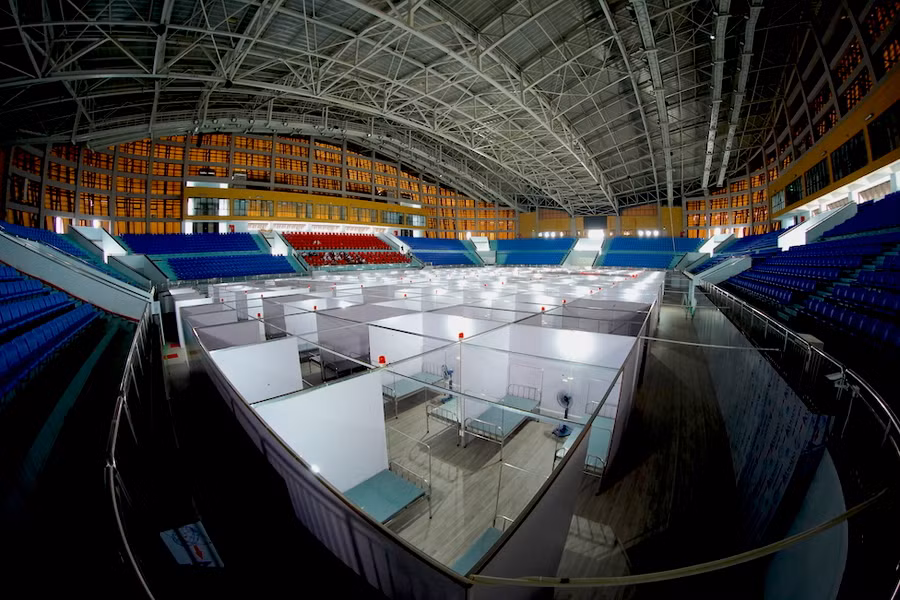 Bệnh viện bao gồm khu điều hành, hành chính; Khu tiếp đón và phân loại người bệnh; Khu chẩn đoán hình ảnh; Khu xét nghiệm; Khu hồi sức cấp cứu; Khu chăm sóc, điều trị người bệnh ở mức độ nhẹ, trung bình; Khu cách ly chờ ra viện; Khu dược, cấp phát thuốc, vật tư, hóa chất; Khu đồ vải và dụng cụ y tế; Khu nhà ăn; Khu nghỉ ngơi cho người phục vụ; Khu lưu giữ, bảo quản tử thi; Khu kiểm soát nhiễm khuẩn; Bảo vệ, biển hiệu. Ảnh: Phạm Chiểu.