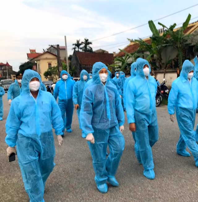 Bộ trưởng Bộ Y tế (thứ 2 từ phải qua) trực tiếp về thôn Quan Nhân, xã Đạo Lý, huyện Lý Nhân để kiểm tra công tác phòng dịch. Ảnh: Bộ Y tế