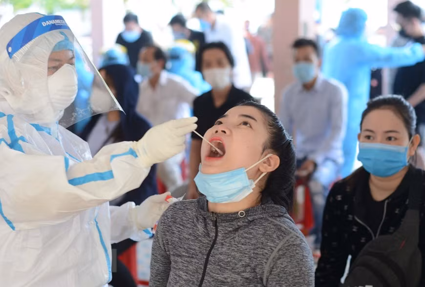 Nhân viên y tế lấy mẫu xét nghiệm COVID-19. (Ảnh: Văn Dũng/TTXVN).