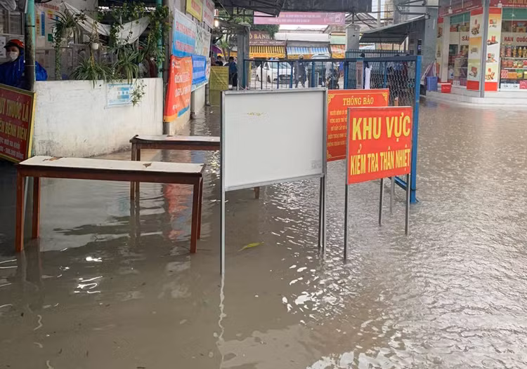 Khu vực ngập nặng nhất là cổng ra vào bệnh viện, khu vực khoa cấp cứu, khoa khám bệnh, làm cho việc thăm khám và điều trị bệnh nhân gặp rất nhiều khó khăn. Ảnh: Báo Tin tức